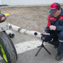 Измерение уровня звука в рамках техосмотра мотоцикла шумомером 1-го класса точности Октава-121 с поверкой