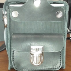 Внешний вид радиометра радона РАА-3-01 в сумке с отделением для хранения контрольного источника для контроля работоспособности