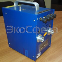 ПА-40М-1 Исполнение 4 (с первичной поверкой) - Аспиратор в металлическом корпусе, с штативом и внешним аккумуляторным блоком (вид сзади).