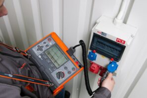 Измеритель параметров электробезопасности электроустановок MPI-520 в работе