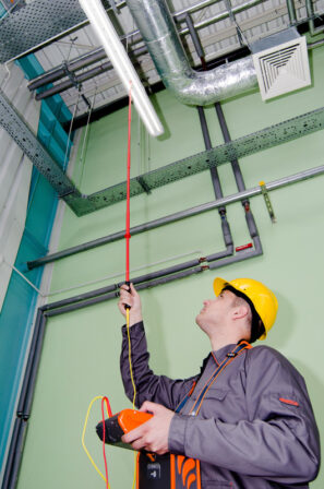 Измеритель параметров электробезопасности электроустановок MPI-520 в работе